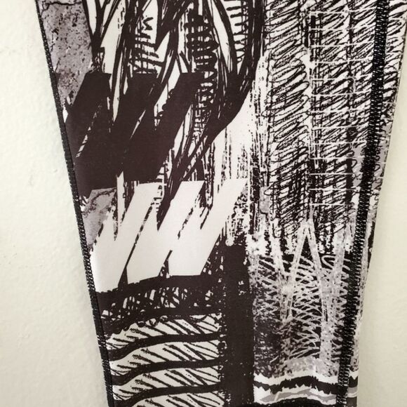 *Layer 8 Black/White Abstract Capri Sz.S - Picture 3 of 5